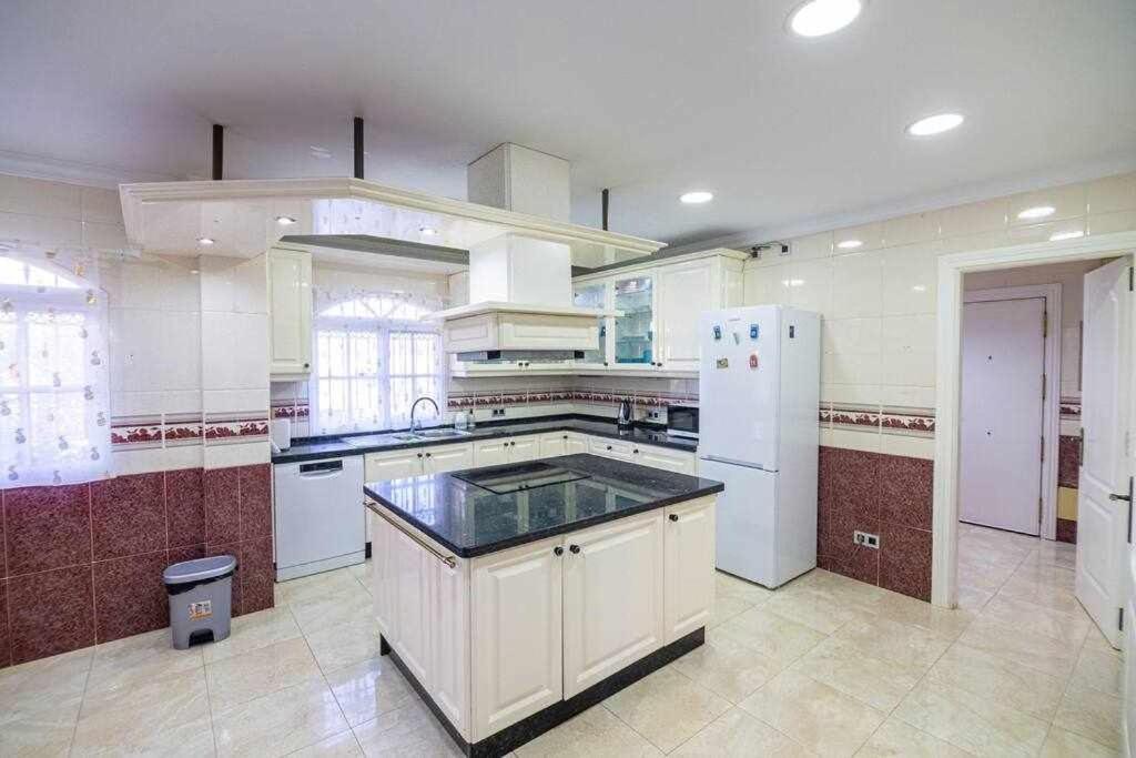 Lujosa Villa En Alhaurin De La Torre 7 Dormitorios Экстерьер фото
